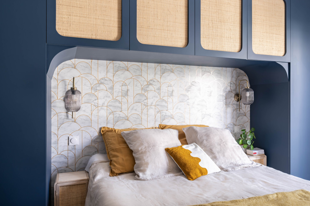パリにある中くらいなミッドセンチュリースタイルのおしゃれな主寝室 (淡色無垢フローリング、壁紙)