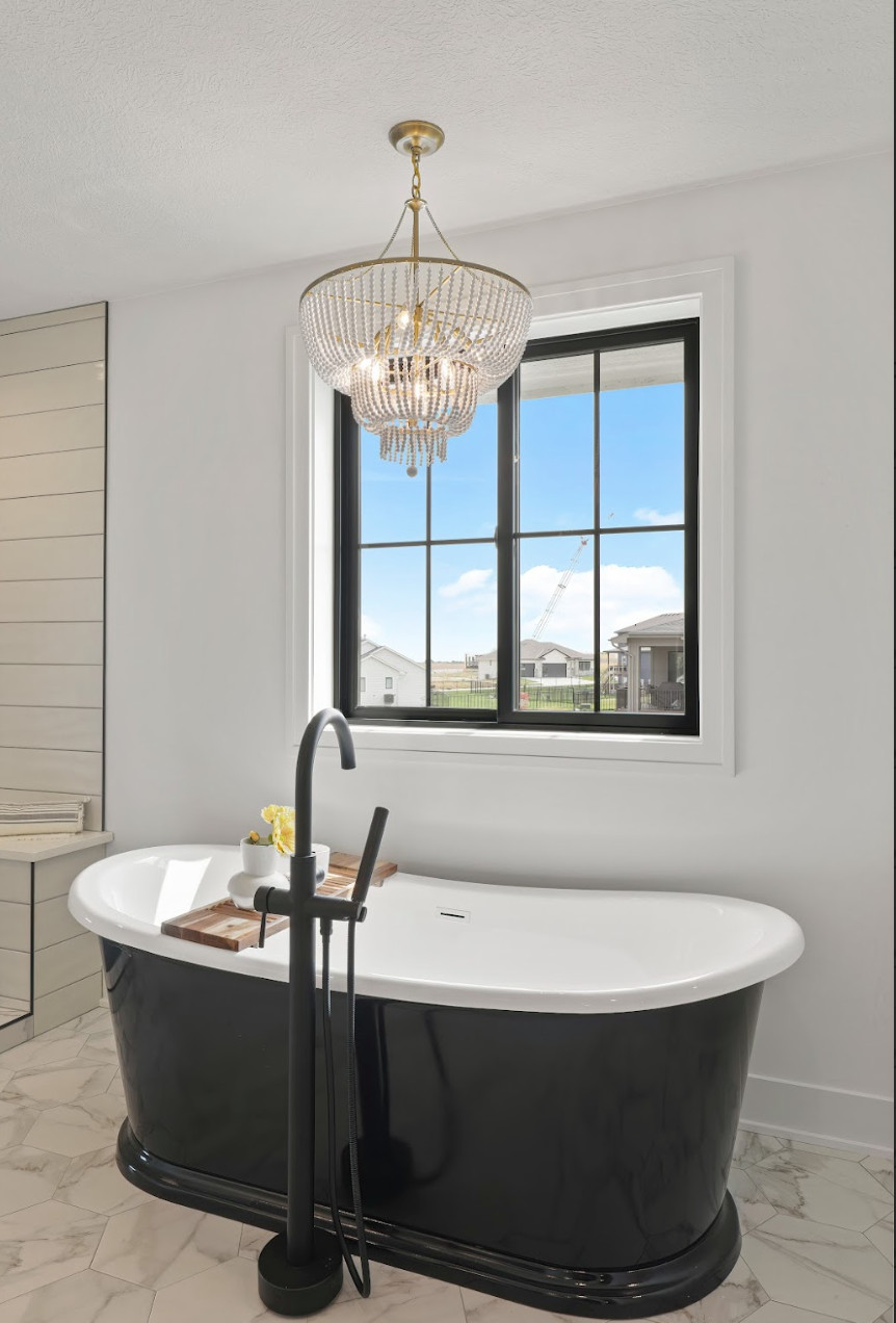David Thoms 2-Story Elkhorn Staging