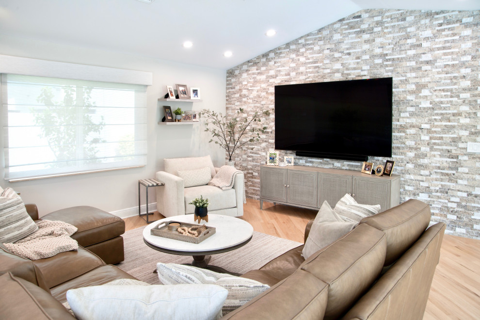 Foto di un soggiorno tradizionale di medie dimensioni e aperto con pareti bianche, parquet chiaro, soffitto a volta e pareti in mattoni