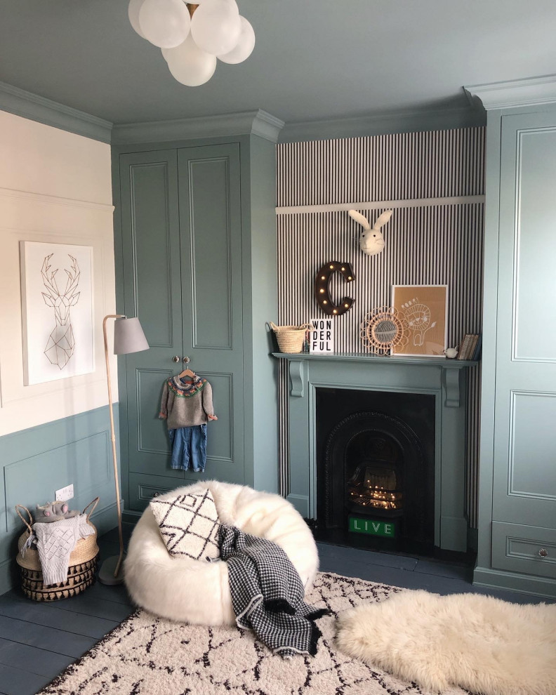 ロンドンにある低価格の中くらいなヴィクトリアン調のおしゃれな赤ちゃん部屋 (青い壁、塗装フローリング、男女兼用、グレーの床、パネル壁) の写真