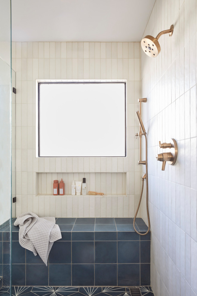 Exempel på ett mellanstort retro vit vitt en-suite badrum, med släta luckor, bruna skåp, en hörndusch, vit kakel, keramikplattor, vita väggar, cementgolv, ett undermonterad handfat, bänkskiva i kvarts, blått golv och dusch med gångjärnsdörr