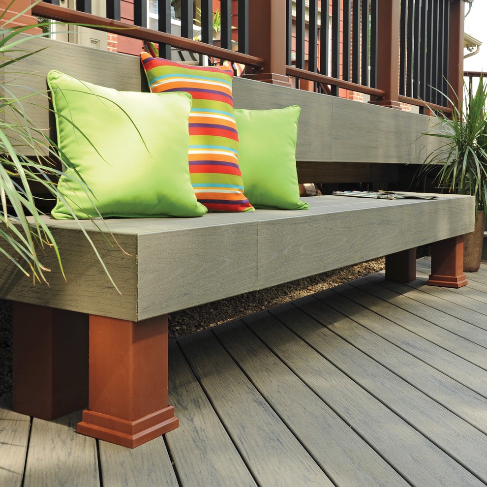 Example of a mid-sized transitional backyard deck design in Chicago with no cover