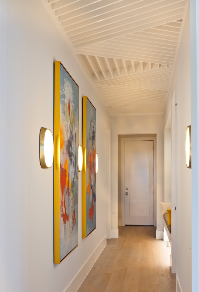 Idée de décoration pour un couloir tradition avec un plafond en bois.