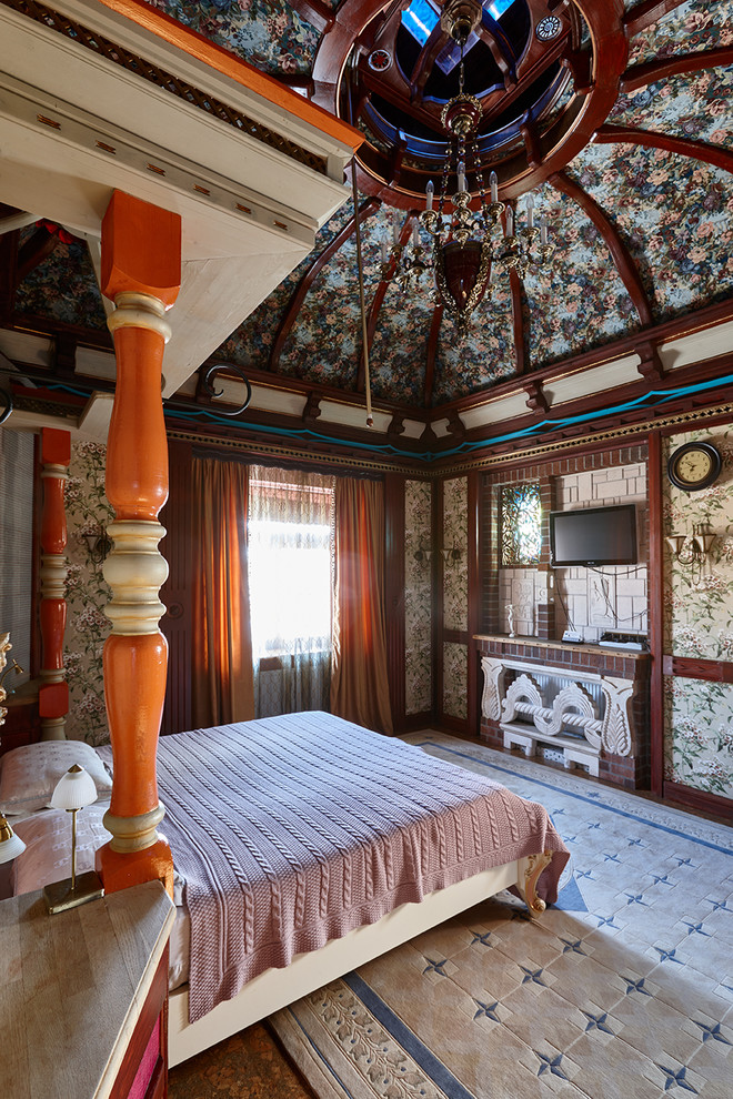 Modelo de dormitorio bohemio con paredes multicolor y suelo de madera oscura