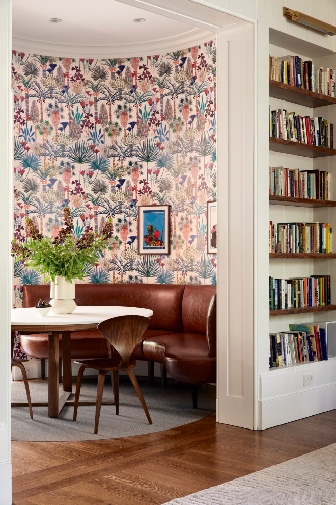Ejemplo de comedor ecléctico con con oficina, paredes multicolor, suelo de madera en tonos medios, suelo marrón y papel pintado