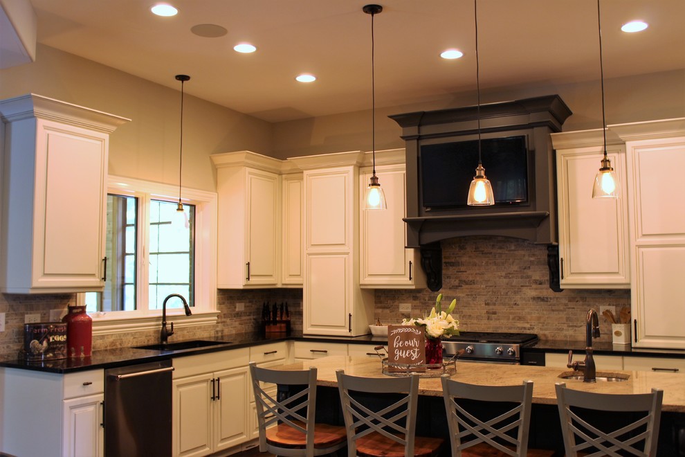 Transitional kitchen photo in Chicago