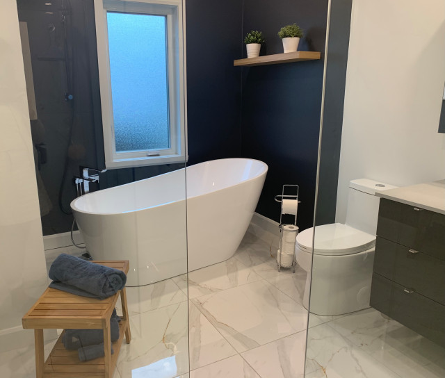 View from the glass door marbre tile shower! Moderne Salle de Bain