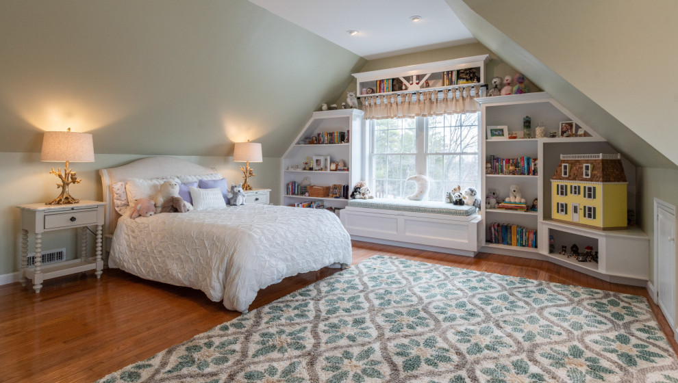 ボストンにある中くらいなトラディショナルスタイルのおしゃれな寝室 (緑の壁、無垢フローリング、暖炉なし、茶色い床、全タイプの壁の仕上げ) のレイアウト