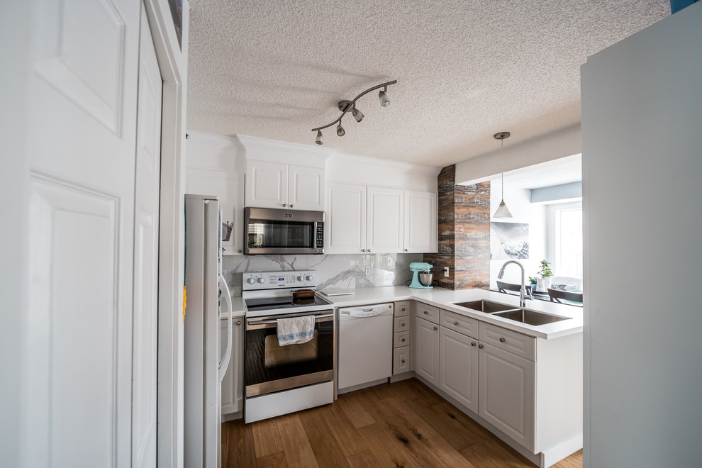 Kitchen - transitional kitchen idea in Calgary