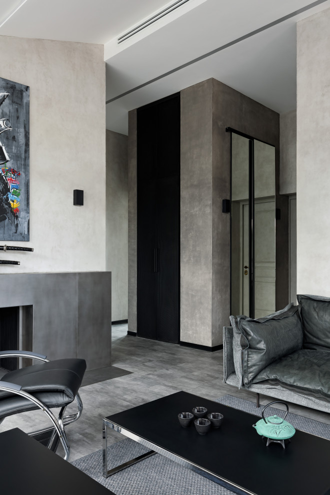 Стильный дизайн: объединенная гостиная комната среднего размера в современном стиле с серыми стенами, мультимедийным центром, серым полом и сводчатым потолком - последний тренд