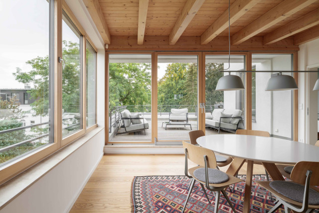 Dachsalon und Terrasse contemporary-vardagsrum