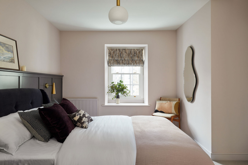 Пример оригинального дизайна: хозяйская спальня среднего размера с розовыми стенами, ковровым покрытием, серым полом, панелями на части стены и акцентной стеной