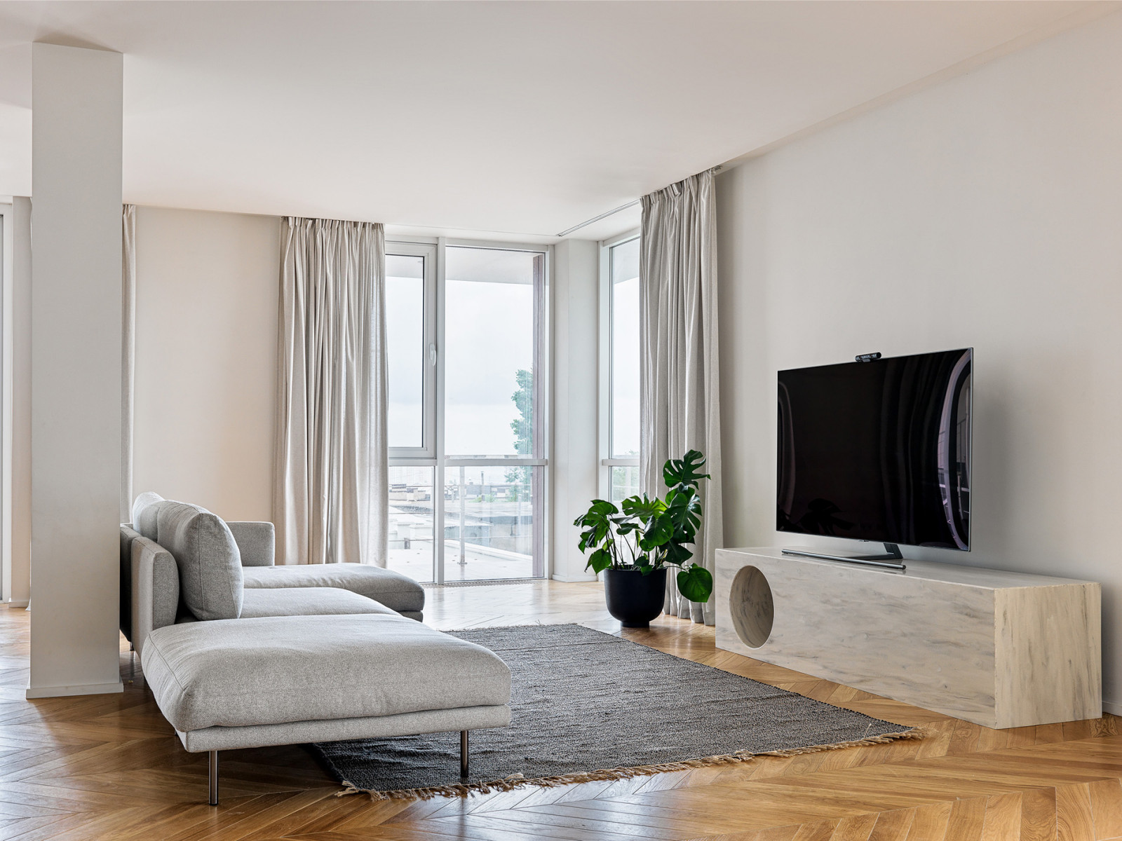 Seaside apartment with a sence of air