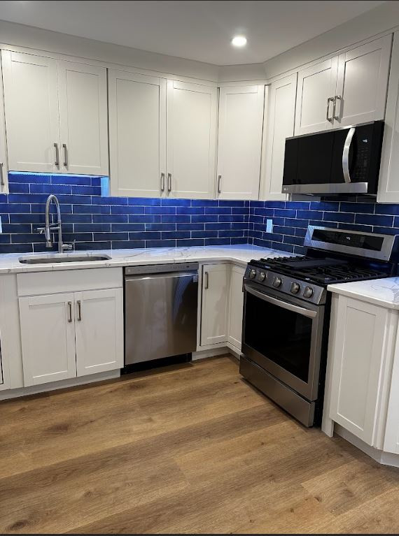 Kitchen - transitional kitchen idea in Newark