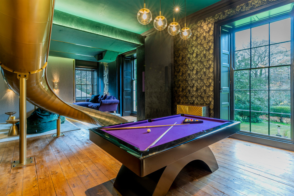 Esempio di un soggiorno contemporaneo aperto con sala giochi, pareti multicolore, pavimento in legno massello medio, pavimento marrone e carta da parati