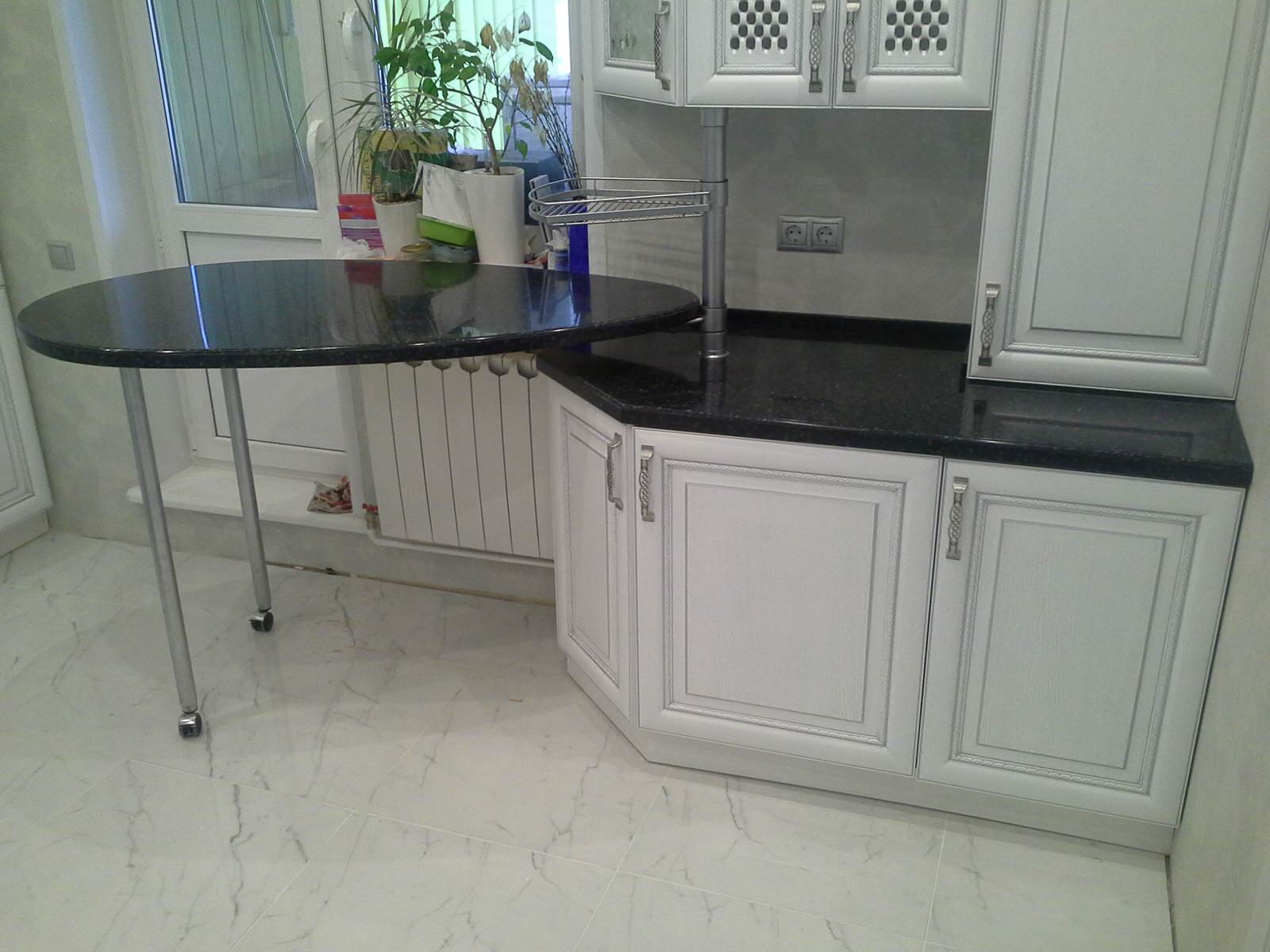 Столешница из искусственного камня черного цвета