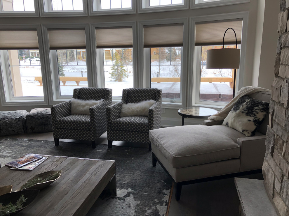 Example of a mountain style home design design in Toronto