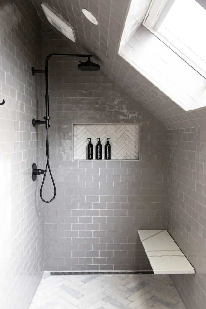 Inspiration för små klassiska vitt badrum, med släta luckor, grå skåp, våtrum, en toalettstol med separat cisternkåpa, grå kakel, porslinskakel, grå väggar, klinkergolv i porslin, ett undermonterad handfat, bänkskiva i kvarts, grått golv och med dusch som är öppen