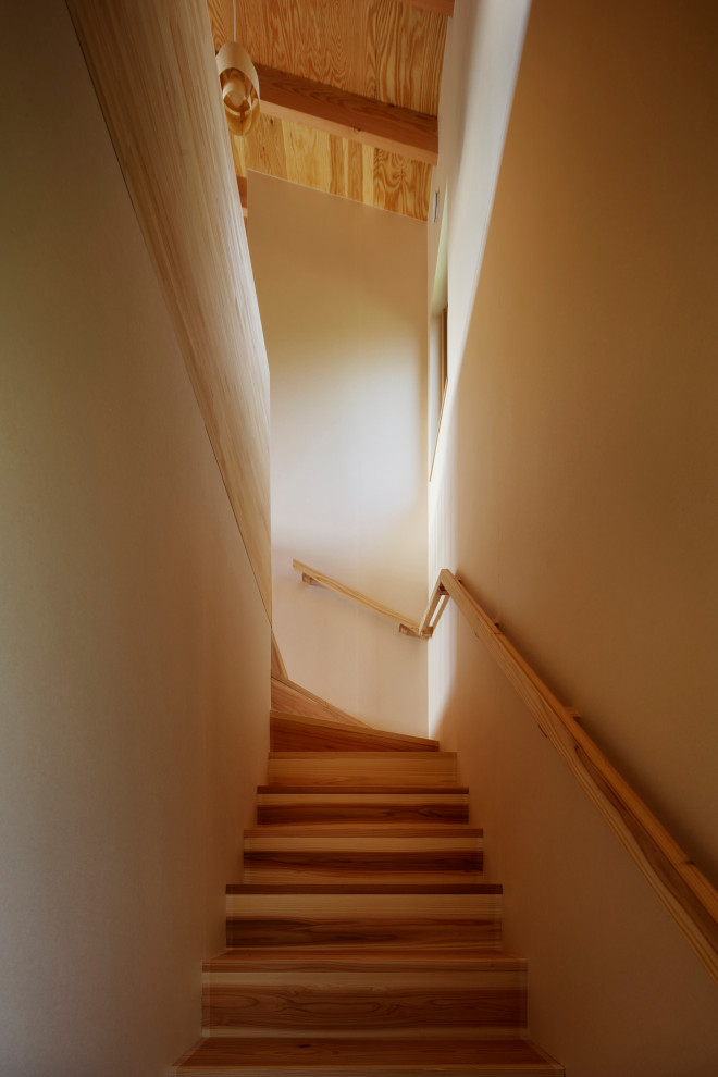 Idée de décoration pour un escalier avec des marches en bois, des contremarches en bois, un garde-corps en bois et du papier peint.