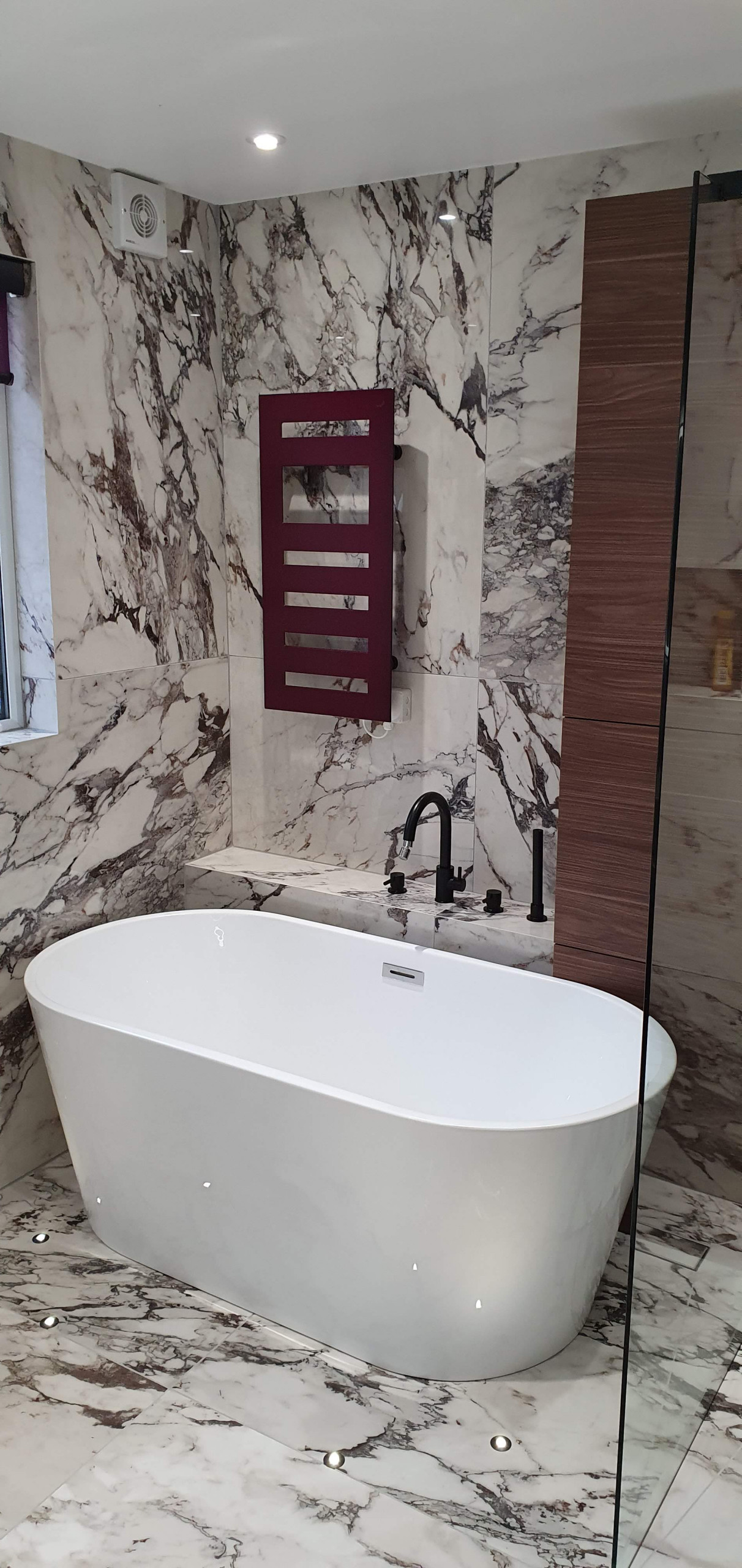 Bathroom with large format tiles