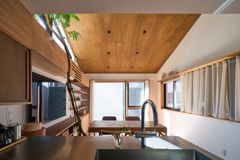 Offenes, Mittelgroßes Modernes Esszimmer ohne Kamin mit weißer Wandfarbe, braunem Holzboden, braunem Boden, Holzdecke und Holzdielenwänden in Tokio