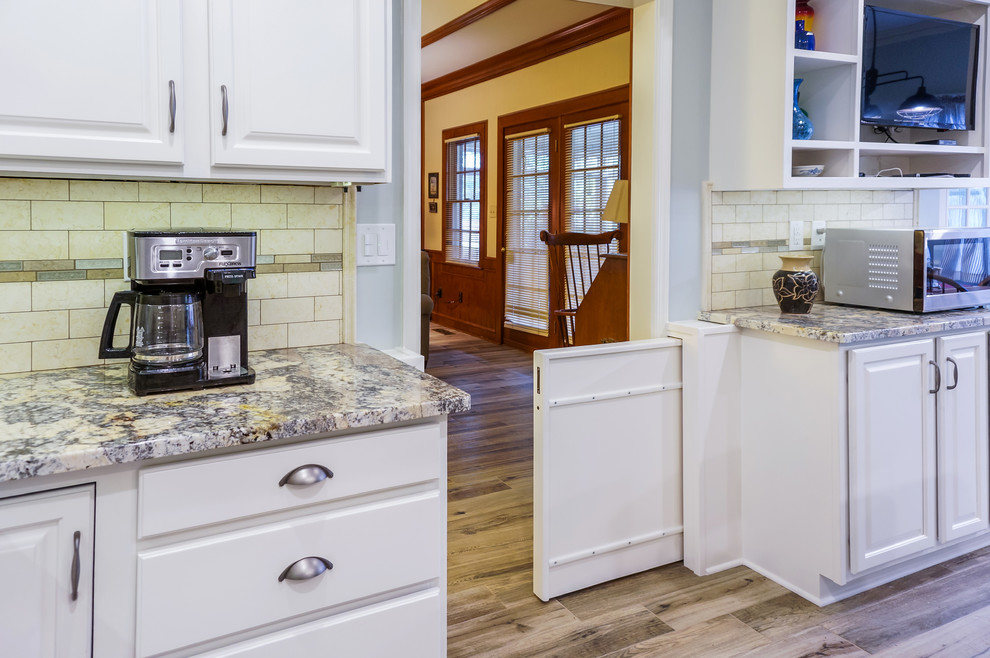 Kitchen - mid-sized transitional kitchen idea