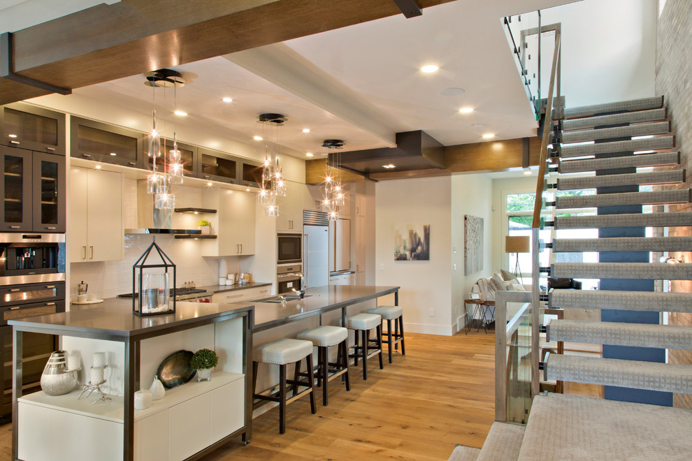 Kitchen - transitional kitchen idea in Calgary
