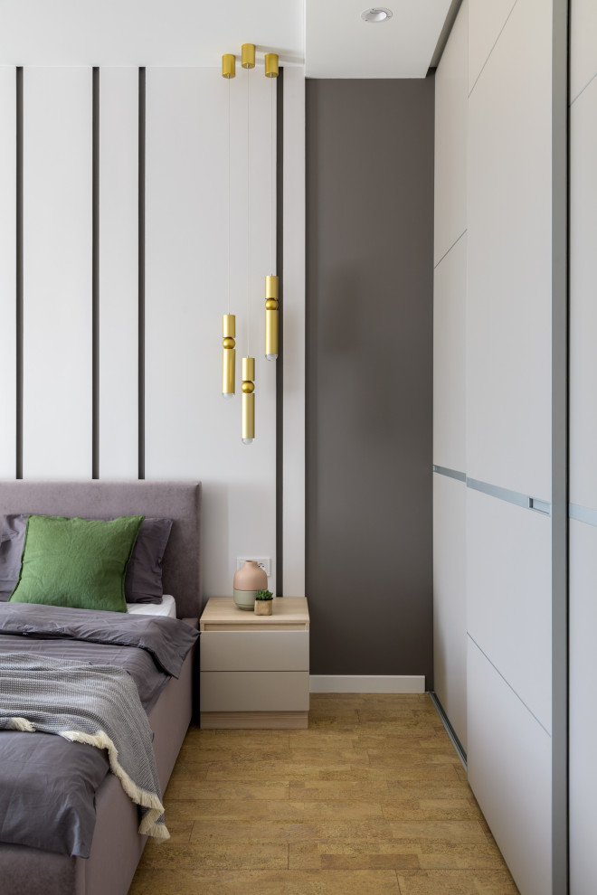Идея дизайна: хозяйская спальня среднего размера в современном стиле с серыми стенами, пробковым полом и акцентной стеной
