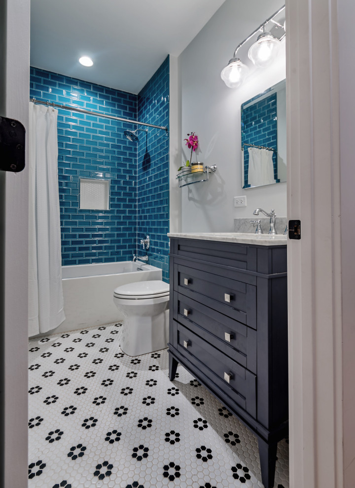 Aménagement d'une salle de bain éclectique de taille moyenne avec des portes de placard grises, un combiné douche/baignoire, un carrelage bleu, des carreaux de céramique, un mur gris, un sol en carrelage de terre cuite, un lavabo encastré, un plan de toilette en marbre, un sol multicolore, une cabine de douche avec un rideau, un plan de toilette multicolore, meuble simple vasque et meuble-lavabo sur pied.