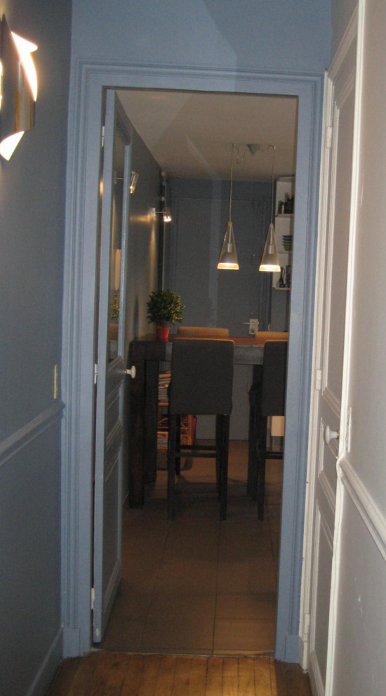 Идея дизайна: коридор среднего размера в классическом стиле с синими стенами, светлым паркетным полом, коричневым полом и панелями на стенах