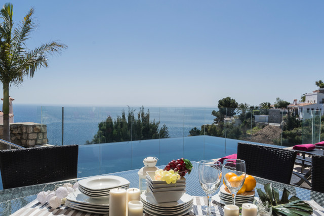 Home Staging b&aacute;sico y fotograf&iacute;a en Villa Blanca (vacacional) mediterranean-deck