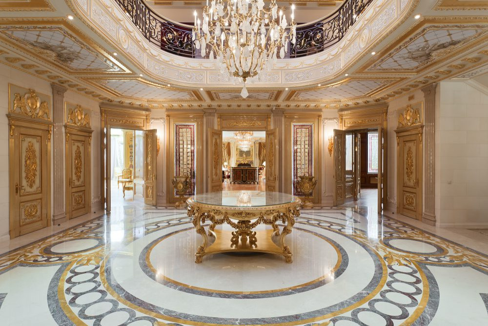 Главный холл загородного дома