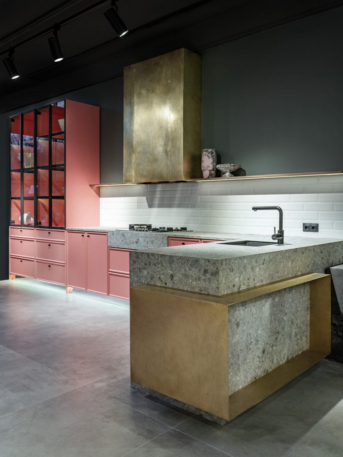 Кухня в цвете лосось