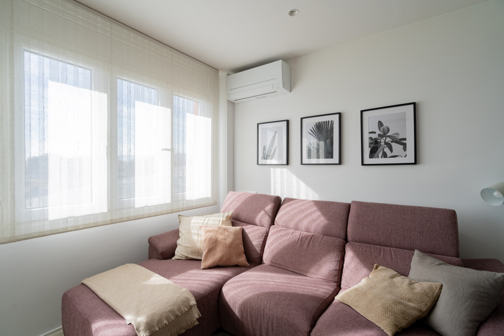 Mittelgroßes, Offenes Wohnzimmer mit weißer Wandfarbe, braunem Holzboden, Kamin, Kaminumrandung aus Metall und Eck-TV in Sonstige