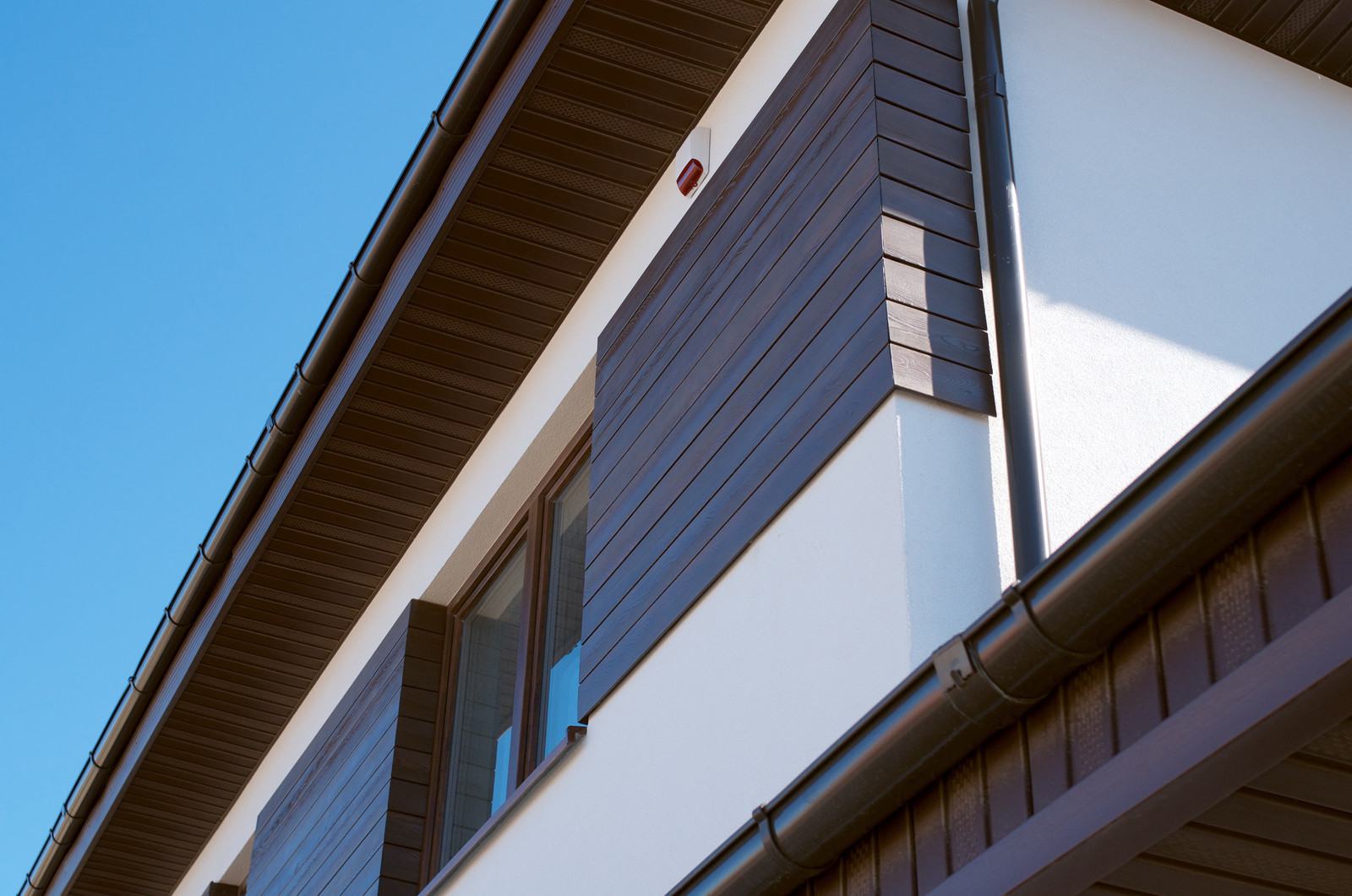 Отделка элементов фасада и ограды планкеном из лиственницы