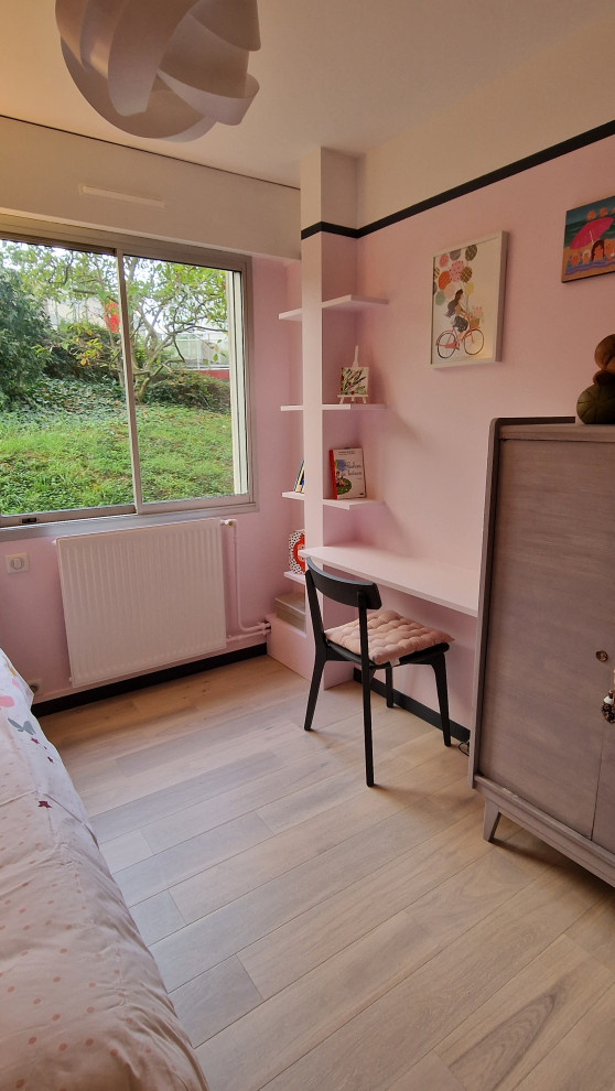 Réalisation d'une chambre de fille de 4 à 10 ans tradition de taille moyenne avec un bureau, un mur rose, sol en stratifié et un sol beige.