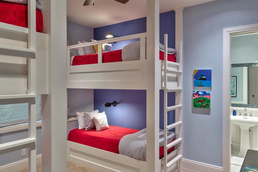 На фото: нейтральная детская в стиле рустика с спальным местом, ковровым покрытием и фиолетовыми стенами для ребенка от 4 до 10 лет, двоих детей