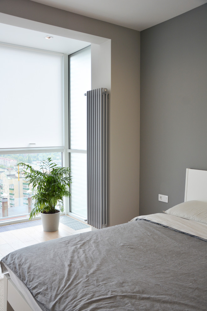 Стильная квартира для молодой семьи! Светлая и просторная спальня с витражным ос