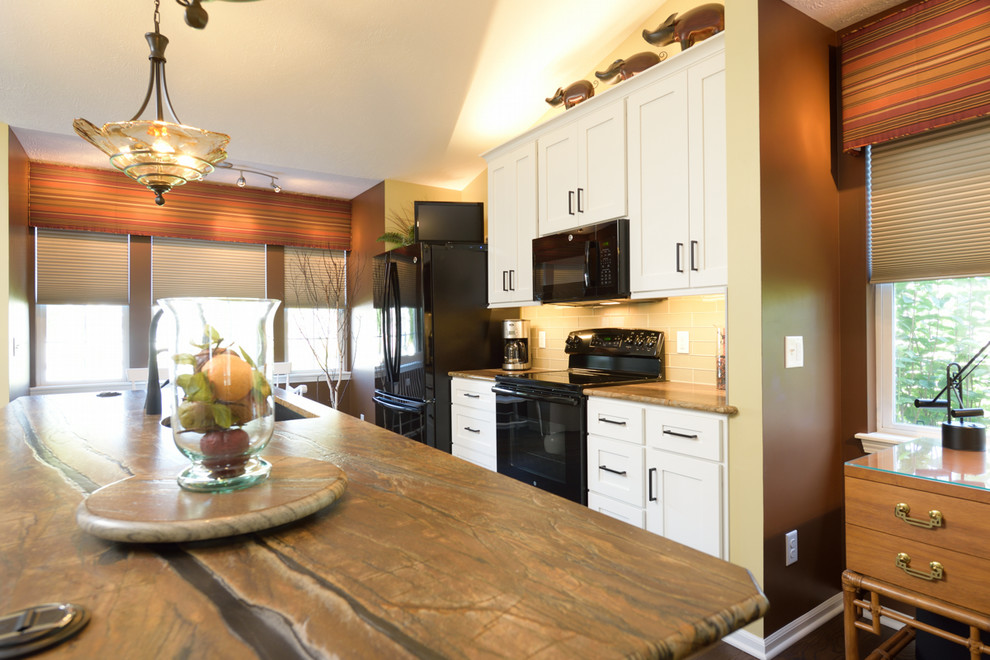 Kitchen - traditional kitchen idea in Grand Rapids