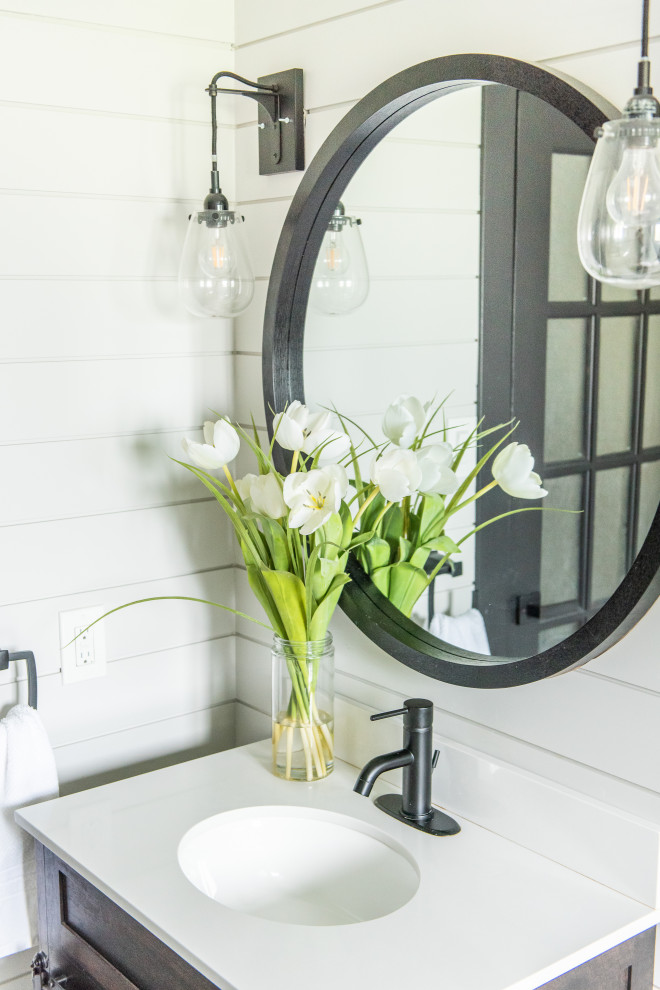 Inspiration for a transitional home design remodel in Toronto