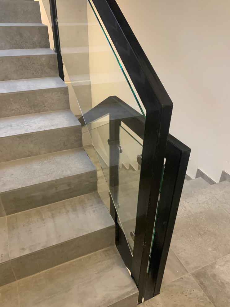 Лестничные ограждения из дерева и стекла