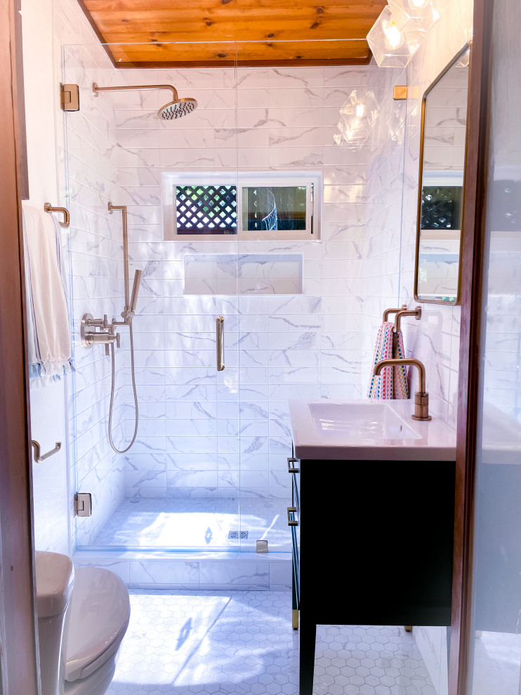 На фото: маленькая ванная комната в стиле модернизм с фасадами в стиле шейкер, зелеными фасадами, душем в нише, унитазом-моноблоком, белой плиткой, керамогранитной плиткой, белыми стенами, полом из керамогранита, врезной раковиной, столешницей из искусственного кварца, белым полом, душем с распашными дверями, белой столешницей, нишей, тумбой под одну раковину, напольной тумбой и деревянным потолком для на участке и в саду с