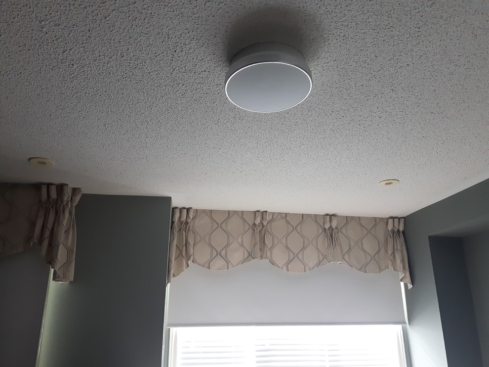 Transitional home design photo in Toronto