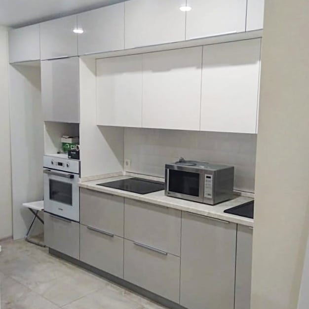 Современная кухня  с антресольной зоной серый глянец