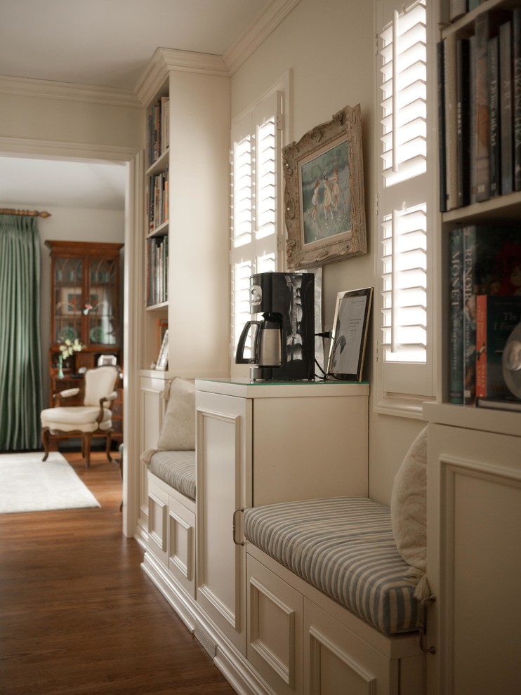 Inspiration for a large timeless home design remodel in Detroit