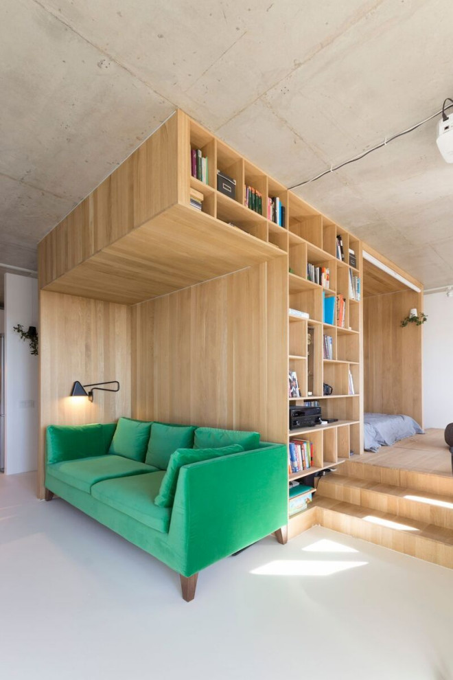 Idee per un soggiorno contemporaneo di medie dimensioni e aperto con pareti bianche, TV a parete e pavimento bianco