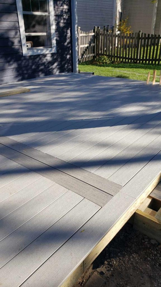 Example of a backyard deck design in Chicago