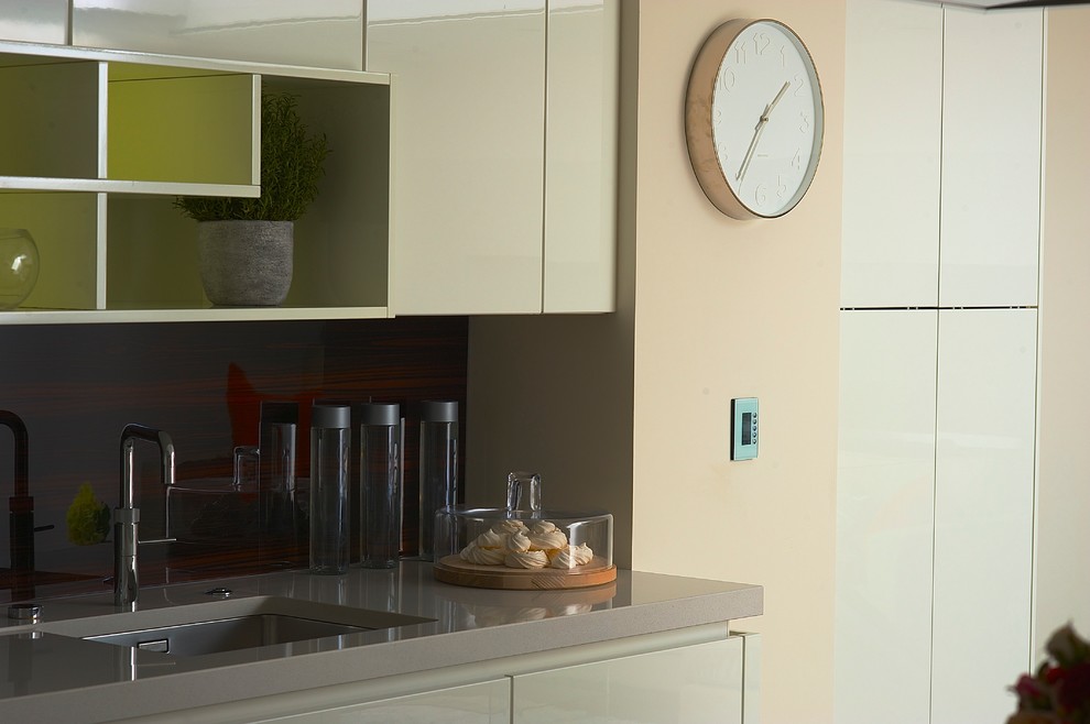 Inspiration for a large contemporary kitchen in Berkshire.