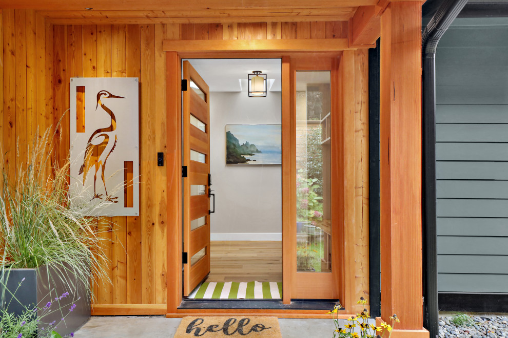 Foto de puerta principal marinera de tamaño medio con paredes grises, puerta simple, puerta de madera clara y suelo amarillo
