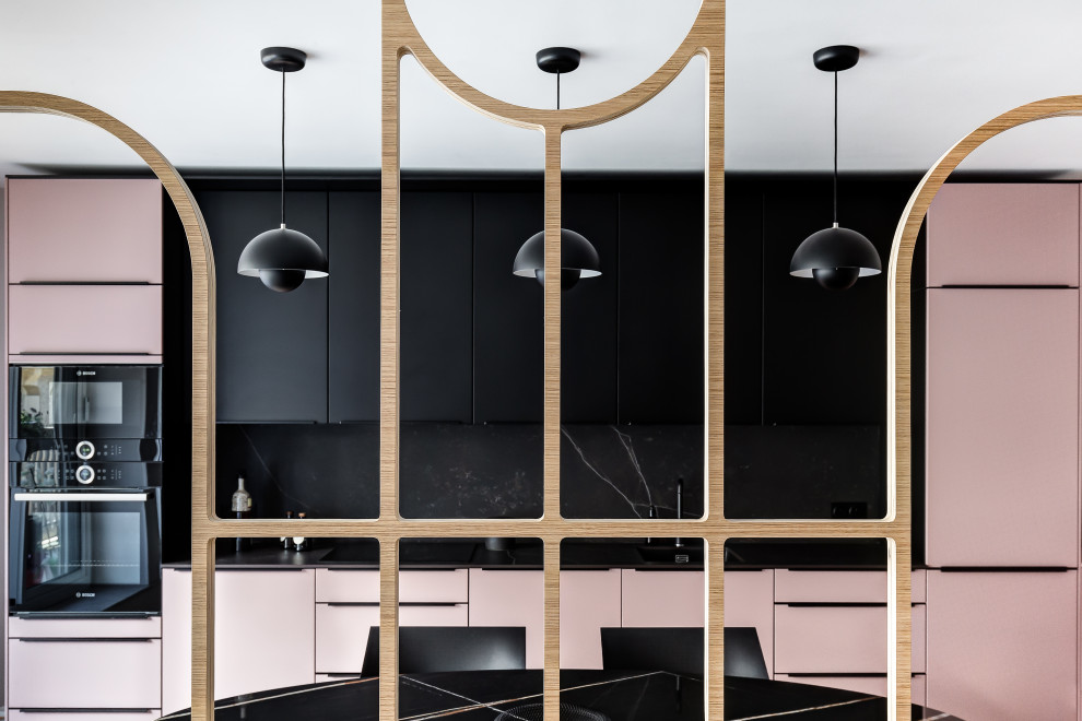 Idee per una cucina moderna di medie dimensioni con paraspruzzi rosa e top nero